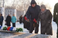 В Дни воинской Славы России в Алейске проходят торжественные церемонии возложения венков и цветов к Вечному Огню на мемориале Славы